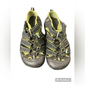 Keen black/green waterproof trail outdoor sandals. 4